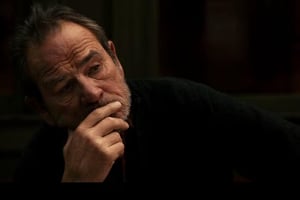 Una llamada de emergencia alertó por una presunta sobredosis antes de que Victoria Jones, hija de Tommy Lee Jones, fuera hallada sin vida en un hotel. 