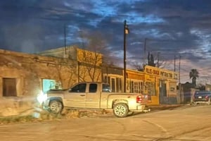 Cuantiosos daños materiales dejó como saldo el accidente.  Un conductor imprudente que presuntamente tomó como pista de carreras las calles de la colonia