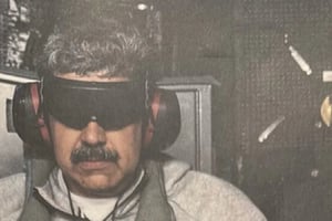 Donald Trump difundió una imagen de Nicolás Maduro detenido tras el ataque de Estados Unidos en Venezuela, confirmando su captura y traslado fuera del país.