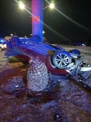        Un joven conductor salvó la vida de manera fortuita luego de protagonizar un aparatoso accidente vial en el libramiento Fausto Z. Martínez,