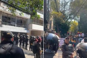Venezolanos residentes en la CDMX acusaron infiltraciones políticas durante una manifestación frente a la Embajada de Venezuela, donde grupos antagónicos