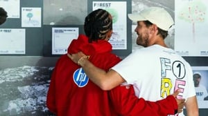    Sebastian Vettel, ex piloto de Ferrari, dio un consejo clave a Lewis Hamilton para triunfar en la Scuderia: sumergirse en el idioma y la cultura italiana.