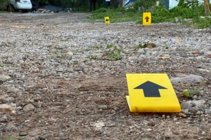 Una mujer fue hallada sin vida, envuelta en plástico y con un disparo en la cabeza, abandonada en un camino de terracería en Almoloya, Hidalgo.  El cuerpo