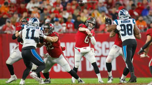    Los Tampa Bay Buccaneers vencieron a Carolina Panthers en un partido cerrado y lluvioso. Su destino en la NFC Sur ahora depende de otro resultado.