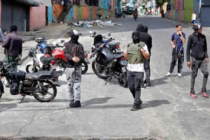 Tras la captura del presidente Nicolás Maduro, centenares de chavistas protestan en Caracas, mientras comercios permanecen cerrados y agentes armados patrullan