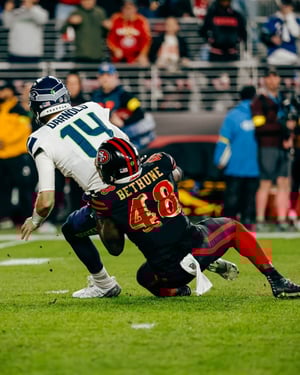    En un duelo defensivo, Seattle Seahawks derrotó 13-3 a San Francisco 49ers, arrebatándole el título de la División Oeste de la NFC. 