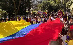 Familias venezolanas se congregaron en el Arco de la Calzada para celebrar por la 'libertad y paz' de su país, tras la detención del presidente Nicolás Maduro.
