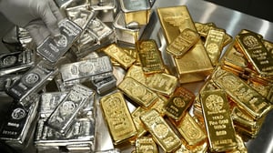 El oro y la plata avanzan como activos refugio tras el aumento del riesgo geopolítico por la captura de Nicolás Maduro y nuevas tensiones internacionales.