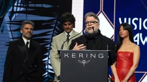 Guillermo del Toro conmovió en los Palm Springs Awards al revelar la reciente muerte de su hermano, durante un discurso al recibir el Visionary Award.