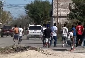 Una riña de presuntos pandilleros interrumpió un partido de fútbol en Nueva Rosita, generando pánico entre familias y aficionados; autoridades intervinieron