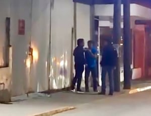 Una riña entre cuatro personas en la plaza principal de Múzquiz provocó alarma y tensión entre peatones y comerciantes; autoridades intervinieron