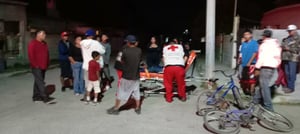 Un choque entre una motocicleta y una camioneta en Múzquiz dejó un motociclista lesionado; autoridades y paramédicos acudieron