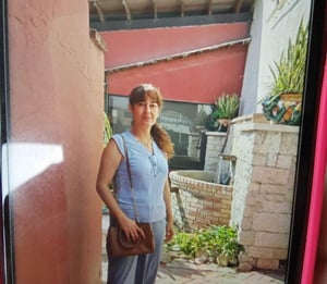 Al momento de su desaparición vestía blusa gris de manga larga, pantalón de mezclilla y chanclas.  Familiares de una mujer de 48 años solicitaron el apoyo