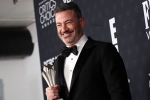 Jimmy Kimmel ganó el Critics Choice Award y aprovechó su discurso para lanzar un mensaje sarcástico dirigido al presidente Donald Trump, desatando reacciones