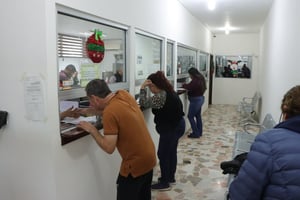 Durante los primeros días de enero, contribuyentes de San Juan de Sabinas acuden a Tesorería Municipal para cumplir con el pago del predial y aprovechar