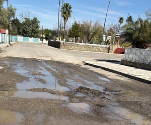 Una fuga de agua potable en la colonia Roma, San Juan de Sabinas, permanece sin atención municipal, generando preocupación entre vecinos y posibles pérdidas