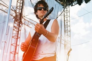 La euforia por el final de “Stranger Things” catapultó a Joe Keery al número uno de Spotify con casi 7 millones de reproducciones.  En plataformas musicales,