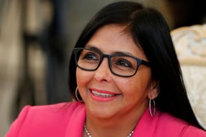 Delcy Rodríguez inicia su gobierno interino en Venezuela con el desafío de satisfacer las demandas energéticas de Estados Unidos y mantener la unidad