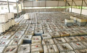 Autoridades federales y estatales aseguraron 45 mil litros de hidrocarburo y realizaron un cateo en Tabasco, donde detuvieron a dos hombres