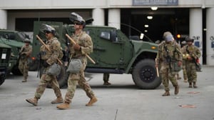 El gobierno de Donald Trump inició en Minnesota la mayor operación migratoria reportada, con hasta 2 mil agentes federales desplegados en Minneapolis y su área