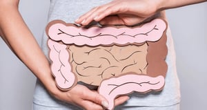 ¿Alguna vez sientes que la comida de la noche te cae pesada, como si se quedara en el estómago?  Es posible que se trate de gastroparesia, una afección