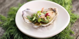 Las autoridades de salud están alertando a los consumidores de mariscos para que reconsideren comer ostras crudas debido a un brote de Salmonella