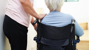 El lugar donde vive una persona mayor podría influir en la probabilidad de que pierda su autonomía tras sufrir una fractura de cadera, sugiere un nuevo