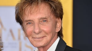 Barry Manilow, el intérprete de clásicos como “Copacabana”, “Can’t Smile Without You” y “Mandy”, reveló que padece cáncer de pulmón y que aplazará algunos