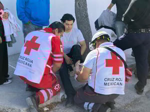 Socorristas de Cruz Roja se movilizaron para auxiliar a los lesionados.  La falta de precaución con la que circulan los motociclistas volvió a quedar