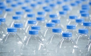 El impuesto a bebidas azucaradas impulsa el consumo de aguas minerales y purificadas en México, favoreciendo opciones saludables y un mercado en miles