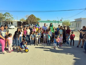Omar Corral y su fundación llevaron alegría a cientos de niños en Nueva Rosita y Sabinas, repartiendo roscas, juguetes y dulces este Día de Reyes.  Fundación