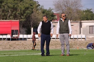 El alcalde Óscar Ríos Ramírez recorrió distintas colonias de San Juan de Sabinas para supervisar obras de pavimentación, drenaje y espacios