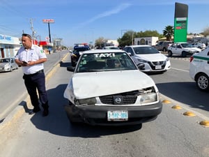 La imprudencia del trabajador del volante provocó severos daños en la parte frontal del taxi.   La falta de precaución al conducir, una conducta que se repite