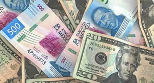 El peso mexicano inicia el 8 de enero con leve depreciación frente al dólar, en un contexto marcado por datos de inflación y señales de fragilidad económica.