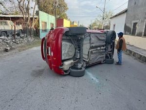 Una falla mecánica provocó la volcadura de un vehículo la mañana de este jueves en el sector Socorrito de Múzquiz, movilizando a policías
