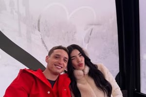 Peso Pluma y Kenia Os compartieron románticos momentos en Aspen, donde presumieron un muñeco de nieve y desataron reacciones de fans que piden boda y bebé.