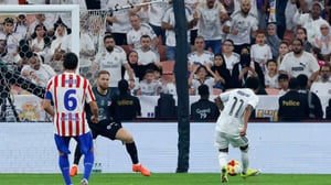    El Real Madrid superó al Atlético de Madrid en un intenso clásico y buscará el título ante el Barcelona. Revive los goles y el momento histórico.