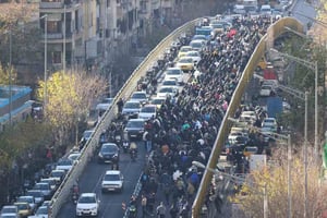 Las protestas en Irán contra el encarecimiento del costo de vida se intensifican, mientras autoridades implementan un corte nacional de internet para contener