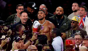    El boxeador británico Anthony Joshua compartió un emotivo mensaje en redes sociales para despedir a dos amigos y colaboradores cercanos.  Anthony Joshua