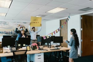 La reforma laboral propuesta en México permitiría a trabajadores descansar o recibir doble salario en su cumpleaños, siguiendo prácticas internas de empresas