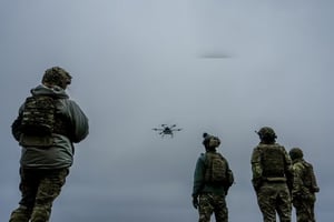 Ucrania declaró alerta nacional por misiles rusos tras ataques en Kiev que dejaron muertos y heridos, mientras sirenas sonaron a lo largo del país.   Durante