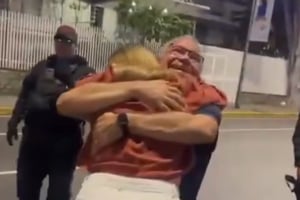 En Caracas, los opositores Enrique Márquez y Biagio Pilieri fueron excarcelados y vistos junto a sus familiares tras salir de la prisión