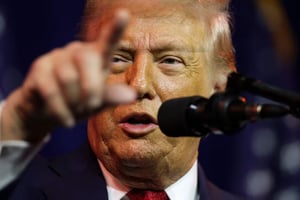 El presidente Donald Trump anunció que su gobierno planea iniciar ataques terrestres contra los cárteles de la droga, tras operaciones marítimas, señalando
