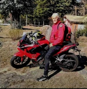 “El viento en la cara es la mejor sensación del mundo”  ¿Cómo nace tu afición por las motocicletas y la velocidad? “Mi afición nace desde muy joven,