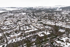 La tormenta invernal 'Goretti' provoca caos en Europa con fuertes nevadas, vientos huracanados, cortes eléctricos masivos y la paralización del transporte.