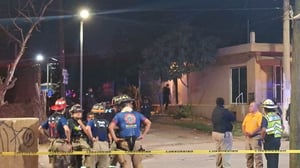 Un nuevo ataque con explosivos artesanales incendió una vivienda en Mazatlán, generando alarma entre vecinos y movilizando a cuerpos de emergencia.