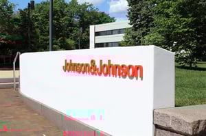 Johnson & Johnson pactó con el Gobierno de Estados Unidos reducir precios de medicamentos, obtener exenciones arancelarias y ampliar acceso a programas