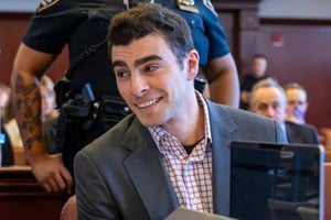 Luigi Mangione, acusado de asesinar al CEO de UnitedHealthcare, enfrenta una audiencia clave donde su defensa buscará descartar la pena de muerte.  Luigi