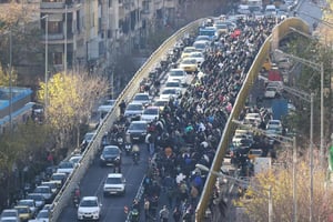 Irán vive protestas masivas por la crisis económica y la represión, con al menos 45 muertos según ONG, mientras Khamenei se niega a ceder.  Desde el 28