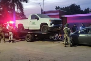 La FGR aseguró una camioneta clonada de la CFE y otros objetos ilícitos durante un operativo federal en una finca de la comunidad de Comanitos, en Culiacán.